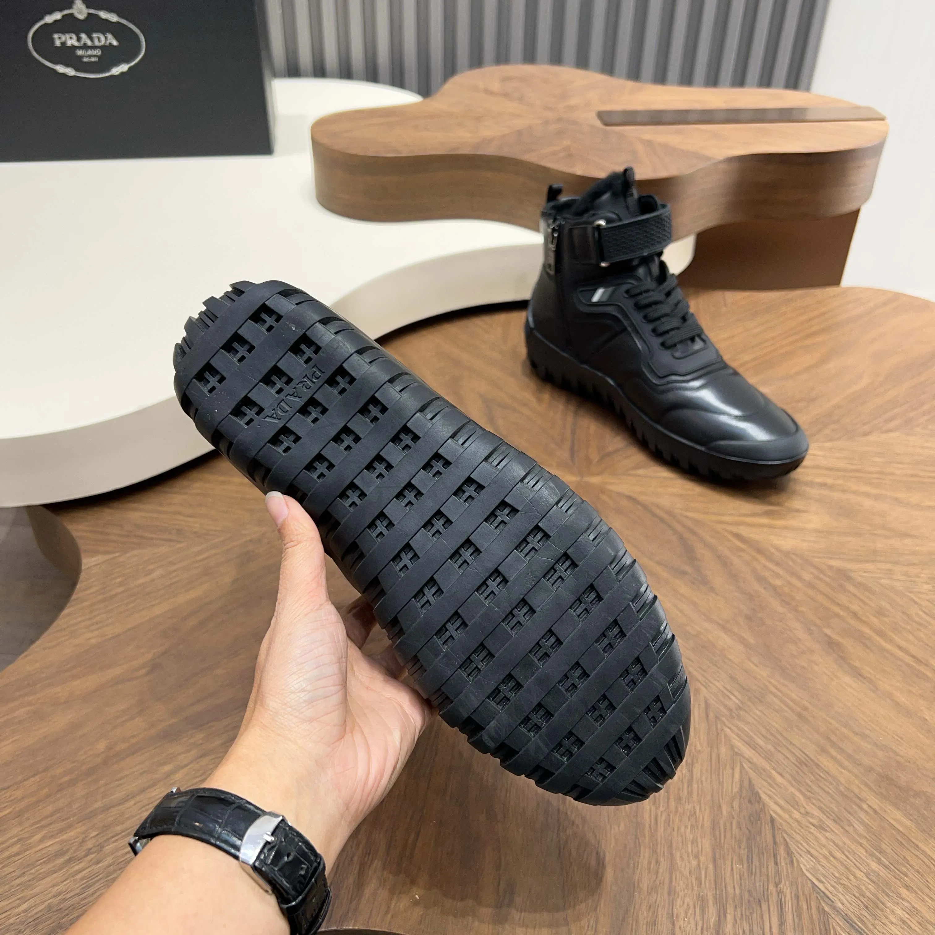 Men's Men's Shoes 💰920 Prada/Prada Toblach men's high-top wool shoes are shipped to Wanguan, the top-notch products! These minimalist high-top sneakers are inspired by the iconic Prada Linea Rossa silhouette shown in the 1998 Autumn/Winter fashion show. The revolutionary lightweight 4cm wide rubber sole is embellished with a distinctive red Linea Rossa logo, recalling the innovative duality core of the original design, while the matte calfskin surface highlights a sophisticated modern temperament. The slip-on design has a simple glossy style. It is equipped with an exclusive hardware zipper closure on the inside, making it easier to put on and take off. The wool is integrated to keep warm and lock in temperature. It is equipped with a logo cowhide and wool removable insole. It is comfortable and breathable for the upper foot, and is versatile for casual wear. Comes with full set of original packaging dust bag! Size: 38-39-40-41-42-43-44 Standard leather shoe size Item number: 4T3613 wool black
